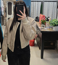 Carica l'immagine nel visualizzatore di Gallery, Bomber Ecopelle Effetto Maltinto Corto Vita