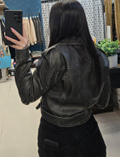 Carica l'immagine nel visualizzatore di Gallery, Chiodo Corto Ecopelle Effetto Maltinto