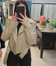 Carica l'immagine nel visualizzatore di Gallery, Chiodo Corto Ecopelle Effetto Maltinto