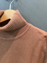 Carica l'immagine nel visualizzatore di Gallery, Maglia Dolcevita Media Pesantezza Biscotto