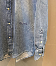 Carica l'immagine nel visualizzatore di Gallery, Camicia Coreana Jeans Lavaggio Medio