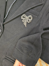 Carica l'immagine nel visualizzatore di Gallery, Giacca Felpa Avvitato Spilla Strass