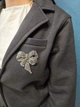 Carica l'immagine nel visualizzatore di Gallery, Giacca Felpa Avvitato Spilla Strass