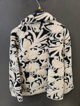 Carica l'immagine nel visualizzatore di Gallery, Cappotto Corto Maglia Lavorato Doppiopetto Bianco Nero