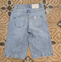 Carica l'immagine nel visualizzatore di Gallery, Bermuda Denim Lavaggio Chiaro Taglia 42