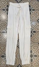 Carica l'immagine nel visualizzatore di Gallery, Pantalone Raso Operato Cargo Avorio Taglia 42