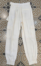 Carica l'immagine nel visualizzatore di Gallery, Pantalone Raso Operato Cargo Avorio Taglia 42