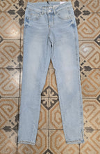 Carica l'immagine nel visualizzatore di Gallery, Jeans Elasticizzato Skinny Celeste Strass Orlo Taglia 40
