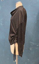 Carica l'immagine nel visualizzatore di Gallery, Felpa Morbida Collo Anello Arricciatura Fianco Nero