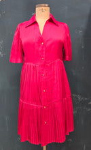Carica l'immagine nel visualizzatore di Gallery, Abito Chemisier Raso Mezze Maniche Balze Plissettate Fucsia