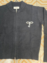 Carica l'immagine nel visualizzatore di Gallery, Maglia Lana Bomber Corto Zip Spilla Strass