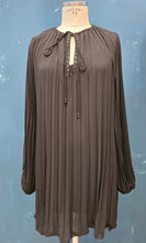 Carica l'immagine nel visualizzatore di Gallery, Abito Crepe Nero Plissettato Legato Collo Sottoveste