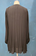 Carica l'immagine nel visualizzatore di Gallery, Abito Crepe Nero Plissettato Legato Collo Sottoveste