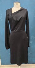 Carica l'immagine nel visualizzatore di Gallery, Abito Punto Milano Scollatura Drappeggiata Sotto Ginocchio