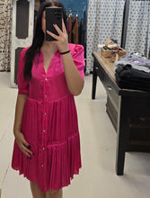 Carica l'immagine nel visualizzatore di Gallery, Abito Chemisier Raso Mezze Maniche Balze Plissettate Fucsia