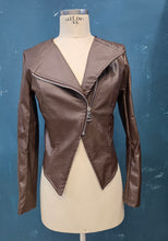 Carica l'immagine nel visualizzatore di Gallery, Chiodo Corto Ecopelle Marrone