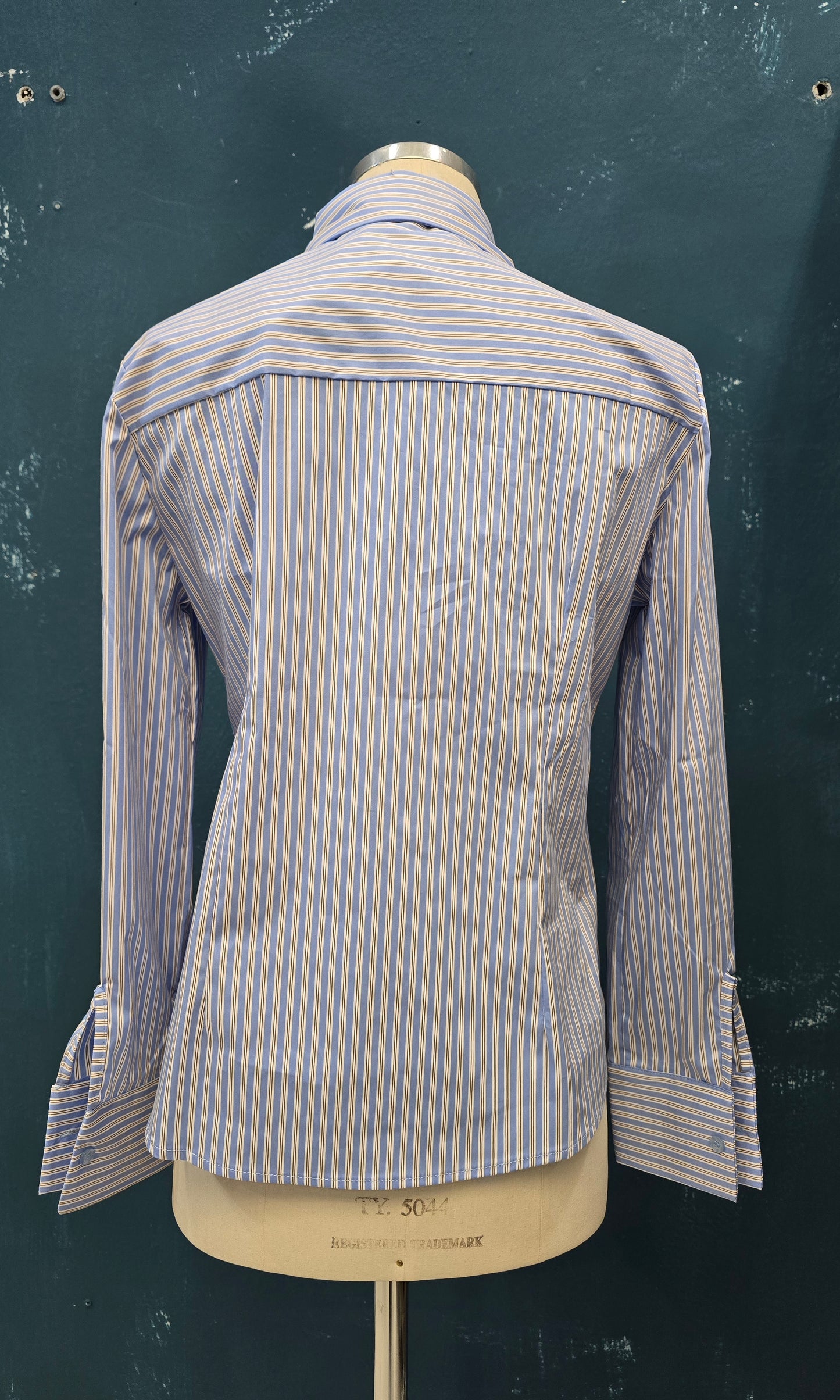 Camicia Cotone Rigato Celeste Appoggiata