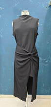 Carica l'immagine nel visualizzatore di Gallery, Abito Crepe Smanicato Drappeggio Spacco Nero