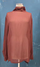 Carica l'immagine nel visualizzatore di Gallery, Blusa Lunga Crepe Viscosa Trasparente Abbottonatura Dietro