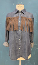 Carica l'immagine nel visualizzatore di Gallery, Camicia Denim Blu Frangia Ecopelle Moro