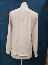 Carica l'immagine nel visualizzatore di Gallery, Blusa Crepe Scollo V Gala Verticale