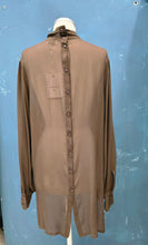 Carica l'immagine nel visualizzatore di Gallery, Blusa Lunga Crepe Viscosa Trasparente Abbottonatura Dietro