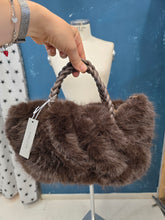 Carica l'immagine nel visualizzatore di Gallery, Borsa Ecopelliccia Media Treccina Catena Dorata Visone