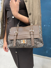 Carica l'immagine nel visualizzatore di Gallery, Borsa Media Panno Spigato Ecopelle Moro