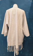 Carica l'immagine nel visualizzatore di Gallery, Cappa Viscosa Pesante Frange