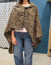 Carica l'immagine nel visualizzatore di Gallery, Cappa Pannetto Zebrato Asimmetrica Bottone