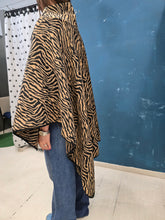 Carica l'immagine nel visualizzatore di Gallery, Cappa Pannetto Zebrato Asimmetrica Bottone