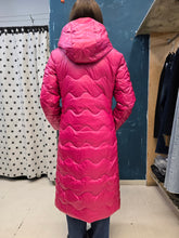 Carica l'immagine nel visualizzatore di Gallery, Piumino Lungo Ecologico Appoggiato Fucsia Taglia 42