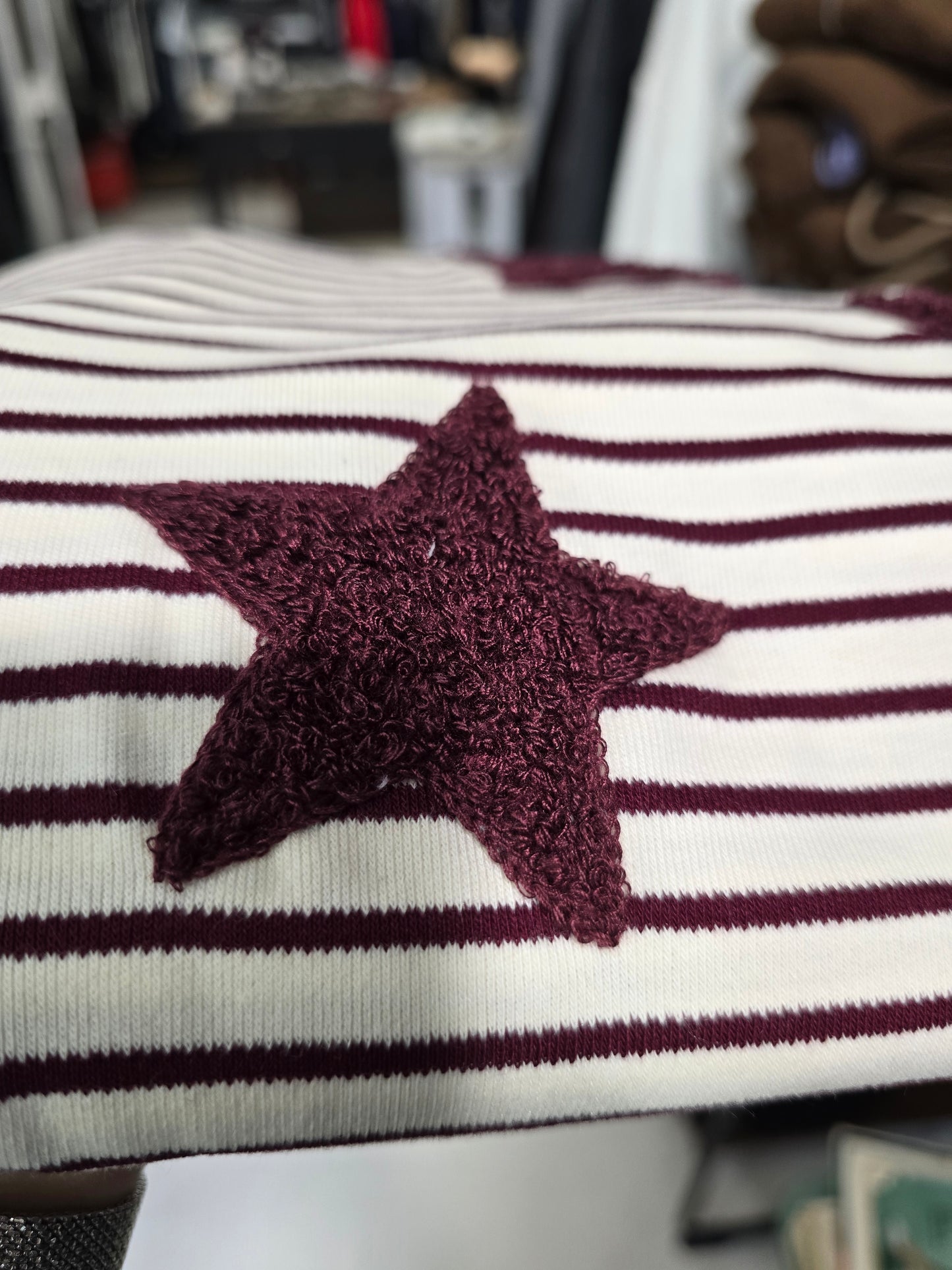 Felpa Rigata Scollo Barca Stelle Ricamate