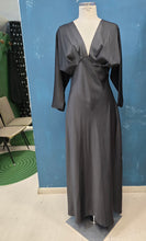 Carica l'immagine nel visualizzatore di Gallery, Abito Lungo Raso Scollo V Maniche 3/4