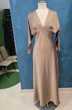 Carica l'immagine nel visualizzatore di Gallery, Abito Lungo Raso Scollo V Maniche 3/4