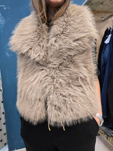 Carica l'immagine nel visualizzatore di Gallery, Gilet Ecopelliccia Ganci Taglia Unica