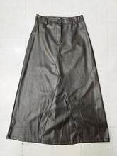 Carica l'immagine nel visualizzatore di Gallery, Gonna Lunga Ecopelle Svasata Marrone