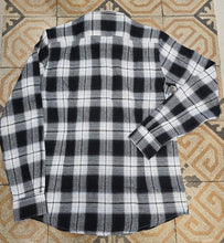 Carica l'immagine nel visualizzatore di Gallery, Camicia Flanella Quadrettoni Tasche Bianco Nero