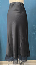 Carica l'immagine nel visualizzatore di Gallery, Gonna Raso Svasata Pizzo Elastico Vita