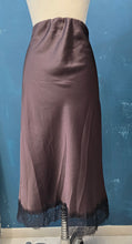 Carica l'immagine nel visualizzatore di Gallery, Gonna Raso Svasata Pizzo Elastico Vita