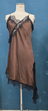 Carica l'immagine nel visualizzatore di Gallery, Abito Sottoveste Raso Inserti Pizzo Asimmetrico