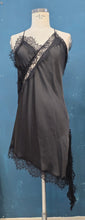 Carica l'immagine nel visualizzatore di Gallery, Abito Sottoveste Raso Inserti Pizzo Asimmetrico