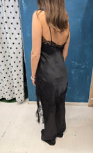 Carica l'immagine nel visualizzatore di Gallery, Abito Sottoveste Raso Inserti Pizzo Asimmetrico