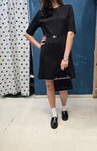 Carica l'immagine nel visualizzatore di Gallery, Abito Punto Milano Spilla Fiore Paricollo