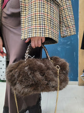 Carica l'immagine nel visualizzatore di Gallery, Borsa Ecopelliccia Media Treccina Catena Dorata Visone
