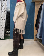 Carica l'immagine nel visualizzatore di Gallery, Cappa Viscosa Pesante Frange