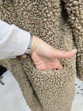 Carica l'immagine nel visualizzatore di Gallery, Teddy con Tasche Cammello