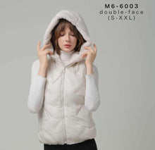 Carica l'immagine nel visualizzatore di Gallery, Piumino Smanicato Reversibile Cappuccio