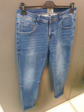 Carica l&#39;immagine nel visualizzatore di Gallery, Jeans

