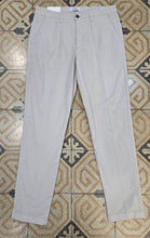 Carica l&#39;immagine nel visualizzatore di Gallery, Pantalone chinos
